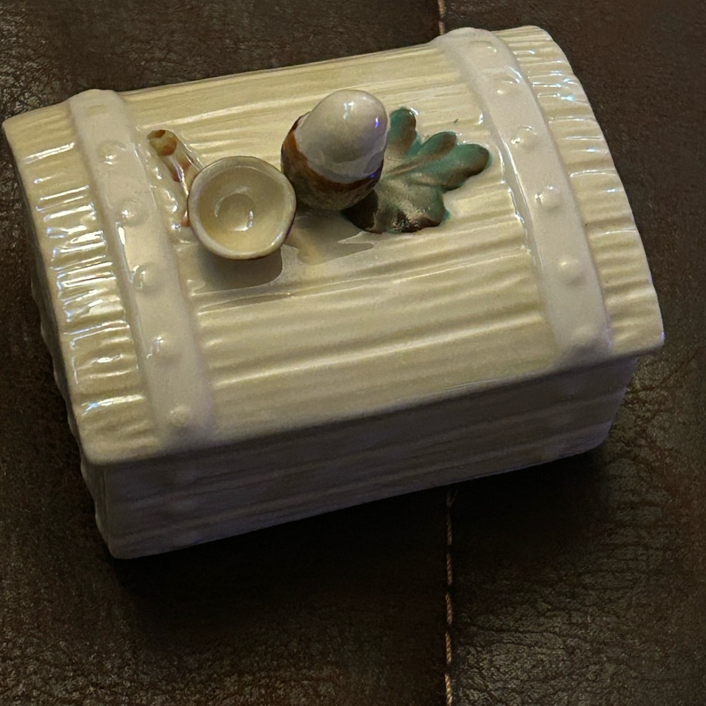 Vintage Belleek Acorn Lidded Box - Picture 4 of 15